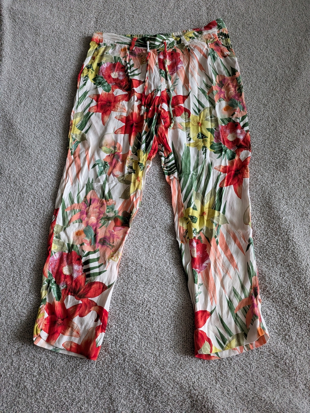 🌼B2G1🌼 Banana Republic White Capri Pants with Red & Yellow Floral Print Size M